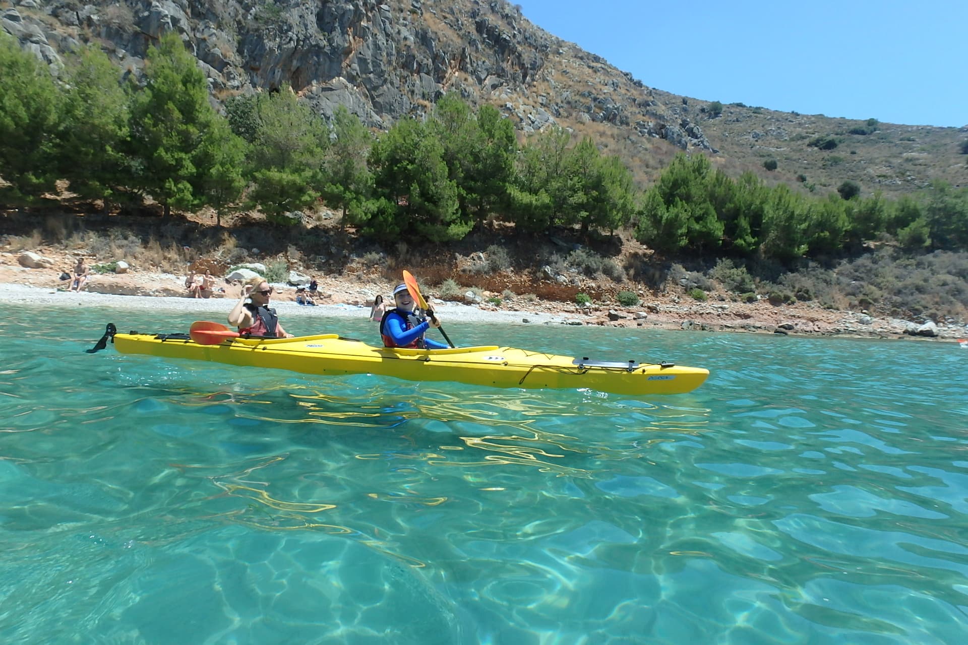 Tandem-Kajak im flachen türkisfarbenen Wasser nahe der Küste bei einer Seekajak-Tour in Nafplio