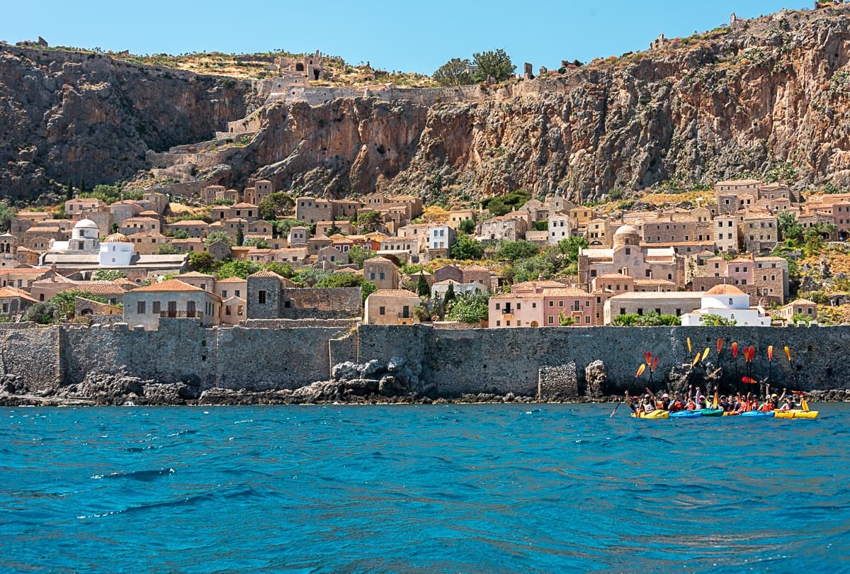Panoramablick auf die mittelalterliche Zitadelle während einer Seekajak-Tour in Monemvasia
