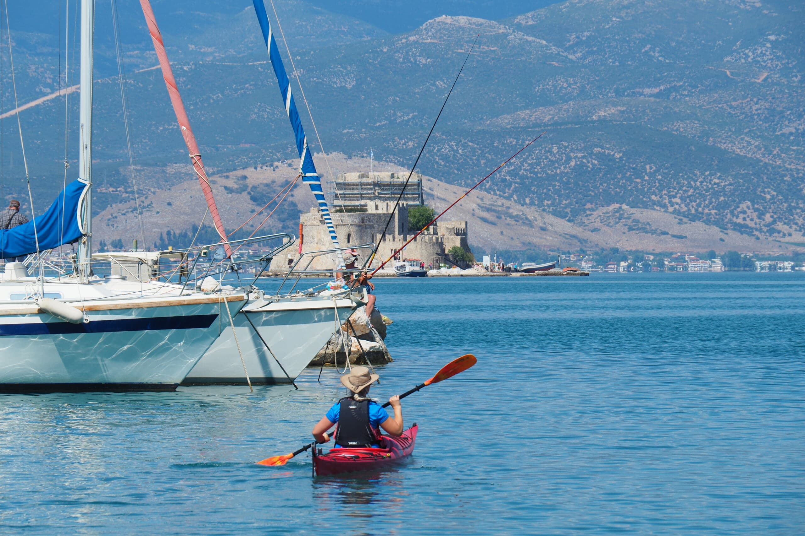 Paddler:in nähert sich der Festungsinsel Bourtzi während einer Seekajak-Tour in Nafplio