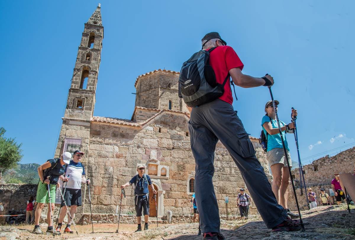 Geführte Wandergruppe erkundet die traditionellen Steinpfade und historischen Kirchen von Kardamyli in Mani