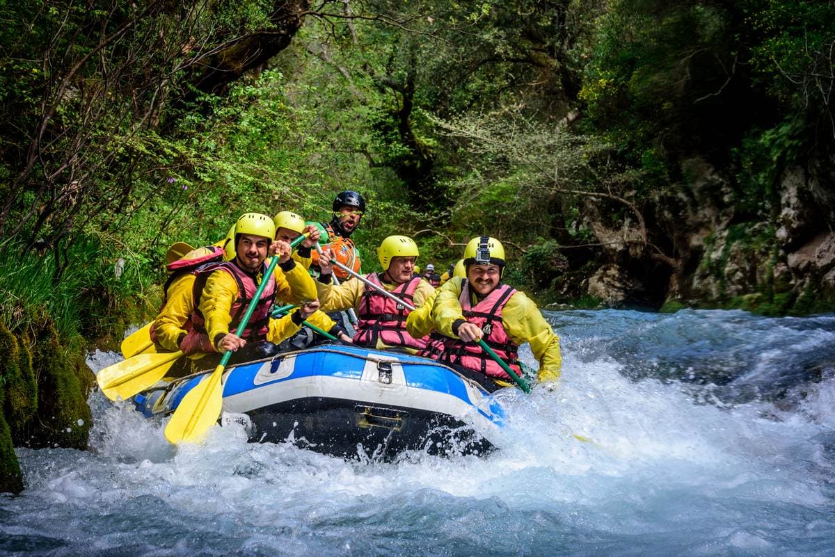 Geführte Rafting-Gruppe in den Wildwasser-Stromschnellen des Lousios River in Arkadien, Peloponnes