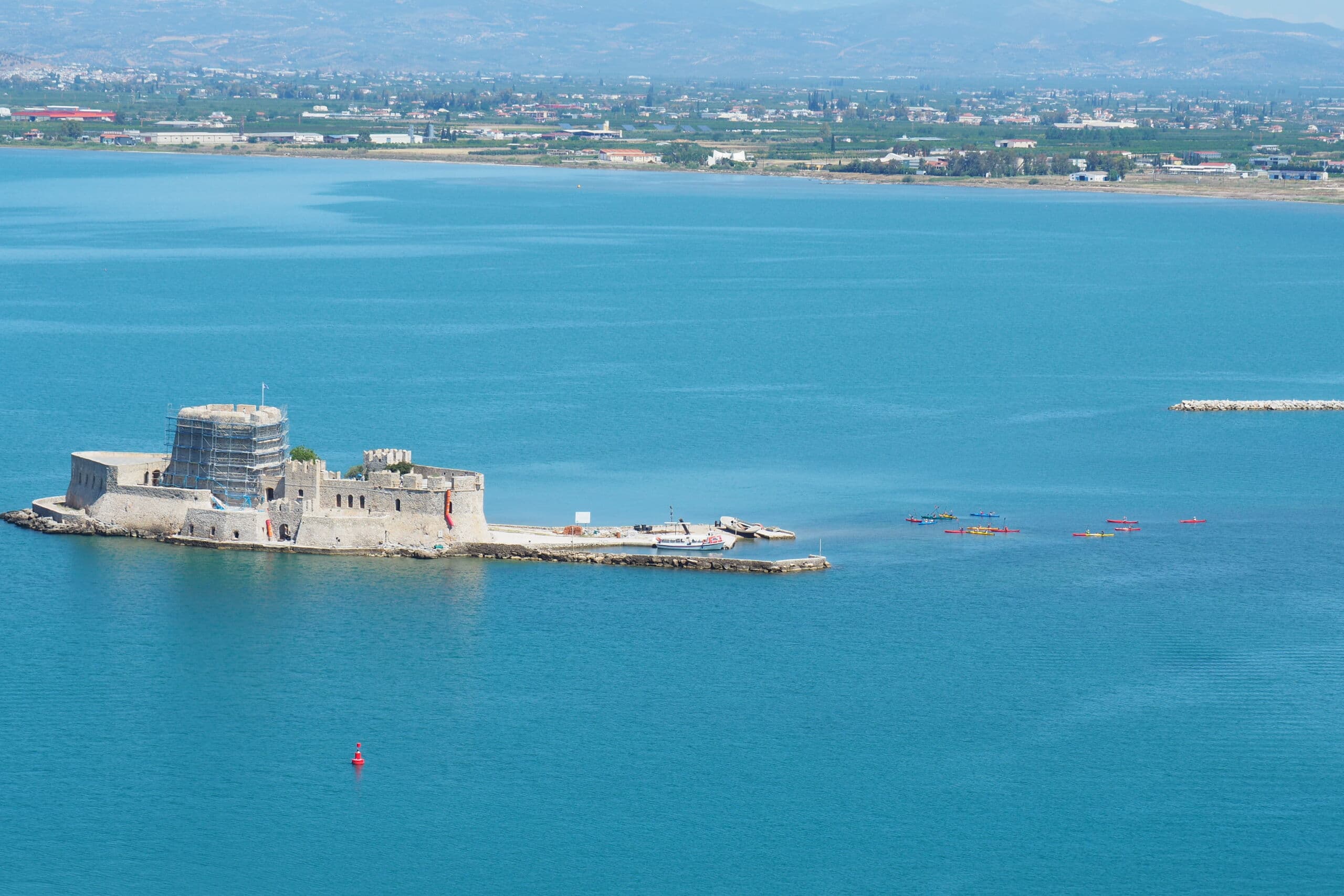 Luftaufnahme der Insel Bourtzi und Kajakfahrer:innen während eines geführten Seekajak-Abenteuers in Nafplio