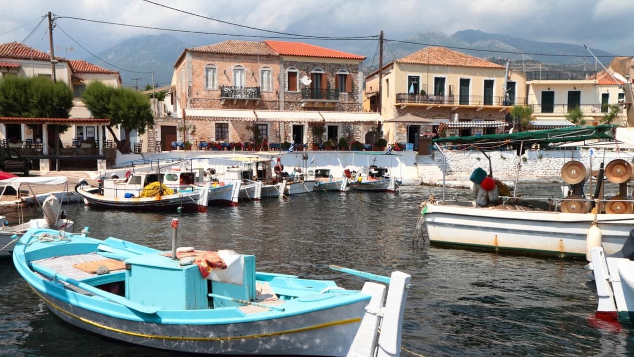 Agios Nikolaos – traditionelle bunte Boote im Hafen