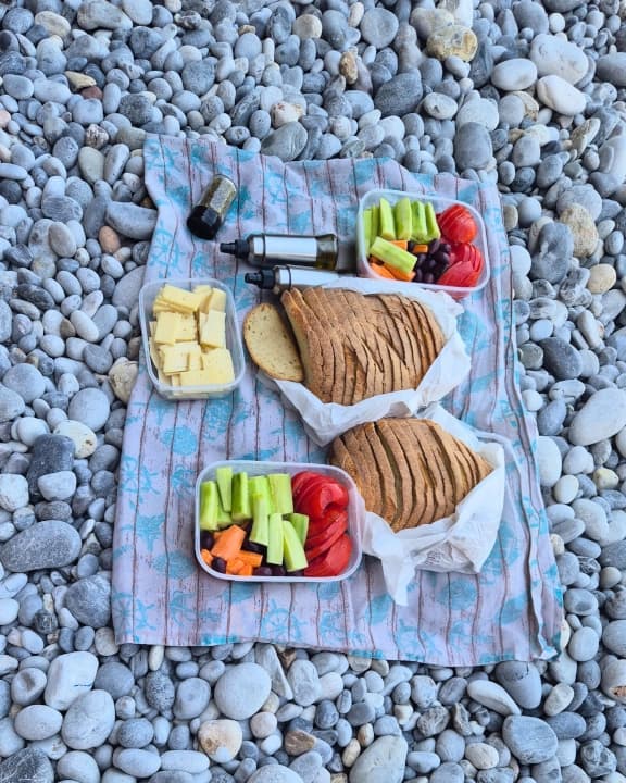Nahaufnahme von frischem Brot, Oliven und lokalem Käse