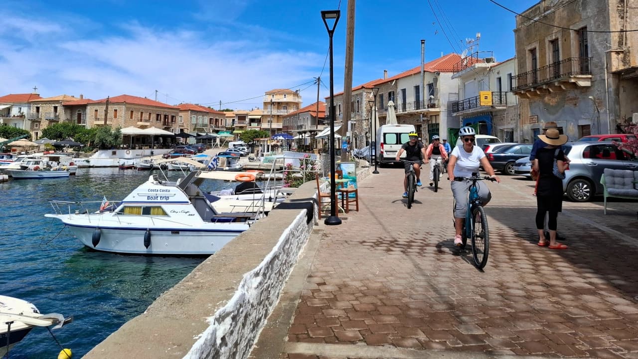 Fahrt durch ein traditionelles Dorf mit Steinhäusern direkt am Wasser