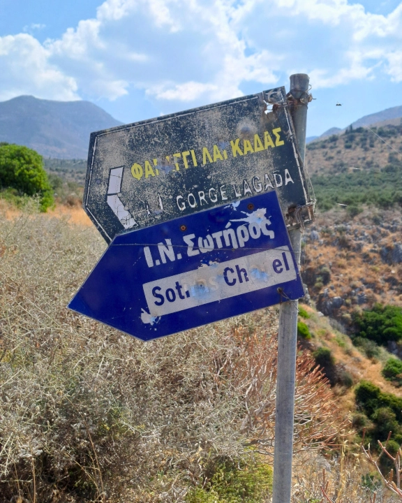 Authentischer Wegweiser, der auf die tiefe Geschichte der Mani hinweist Authentischer Wegweiser, der auf die tiefe Geschichte der Mani hinweist