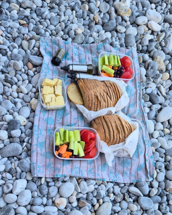 Nahaufnahme von frischem Brot, Oliven und lokalem Käse Nahaufnahme von frischem Brot, Oliven und lokalem Käse